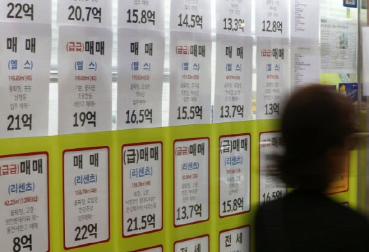 집주인이 보증금을 들고 잠적하는 등 깡통 전세 피해가 발생할 경우 해당 집주인의 세제 혜택을 환수하는 등 처벌을 강화하는 방안이 추진된다. 사진은 공인중개업소 전경.<연합뉴스>